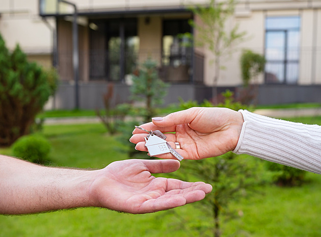 Slevy na byty ani rostoucí mzdy dostupnost bydlení nezvýšily. Proč je přesto jejich nákup stále náročnější?