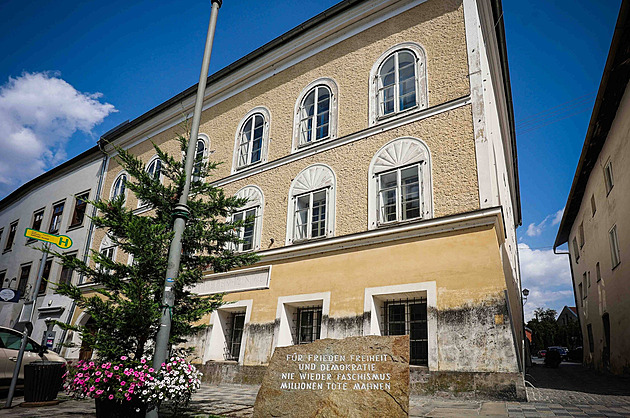 Začne kontroverzní představba rodného domu Adolfa Hitlera. Kdo získá nobelovku za fyziologii a lékařství?