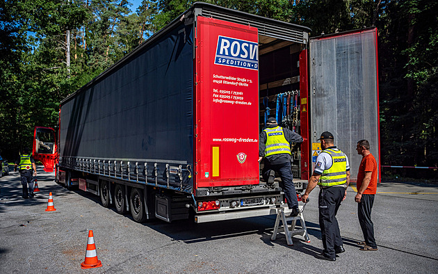 Část hranic obsadila policie. Česko kvůli migraci zavádí namátkové kontroly přechodů se Slovenskem