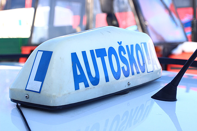 Osmadvacet jízd nestačí. Mladí vycházejí z autoškol vyzbrojeni teorií, s praxí za volantem je to však tristní