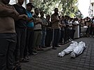 Píbuzní se modlí za dti zabité pi izraelském leteckém útoku na msto Gaza v...