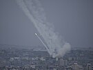 Rakety jsou z pásma Gazy odpáleny na Izrael v pondlí 9. íjna 2023.