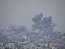Dým z izraelského náletu stoupá na oblohu ve mst Gaza v pondlí 9. íjna 2023.
