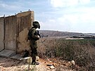 Izraelský voják na severu zem kouká smrem k Libanonu.