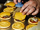 P�íprava burger� v novém podniku Ambiente