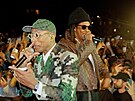Pharrell Williams v kostkovaném obleku s reinterpretací vzoru Damier a s...
