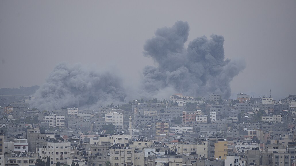 Dým z izraelského náletu stoupá na oblohu ve mst Gaza v pondlí 9. íjna 2023.
