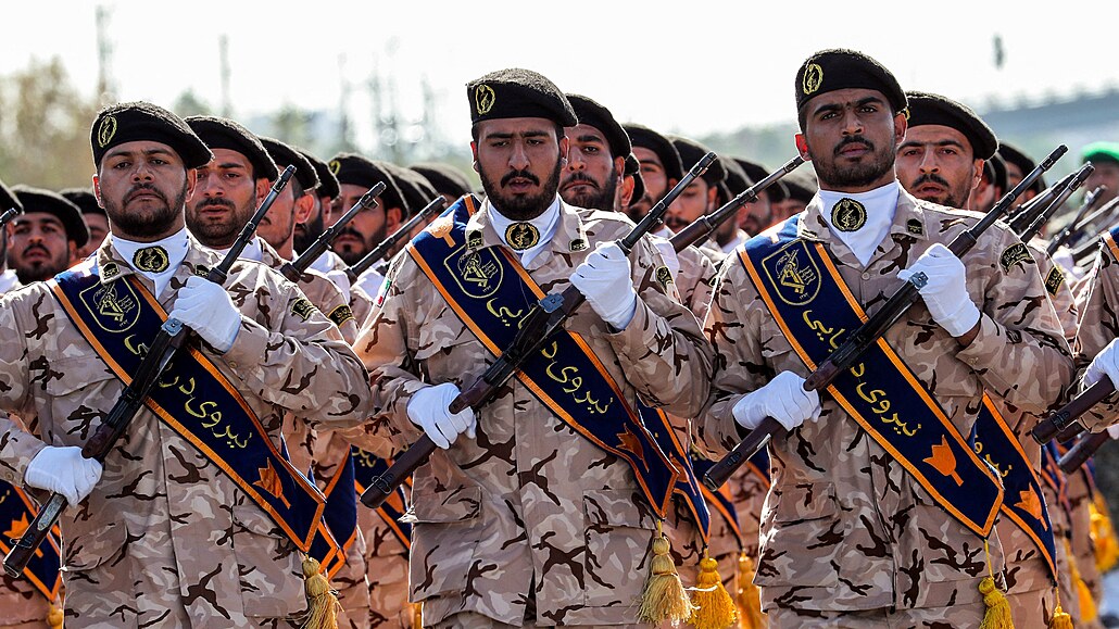 Písluníci íránských Revoluních gard.