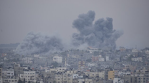 Καπνός από ισραηλινή αεροπορική επιδρομή ανεβαίνει στον ουρανό στην πόλη της Γάζας τη Δευτέρα 9 Οκτωβρίου 2023.