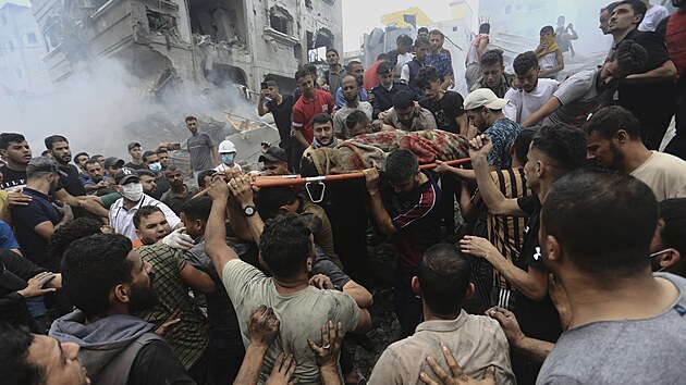 Παλαιστίνιοι αφαιρούν ένα πτώμα από τα ερείπια ενός κτιρίου μετά από ισραηλινή αεροπορική επιδρομή στον προσφυγικό καταυλισμό Jebaliya στη Λωρίδα της Γάζας, Δευτέρα 9 Οκτωβρίου 2023.