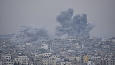 Dým z izraelského náletu stoupá na oblohu ve mst Gaza v pondlí 9. íjna 2023.