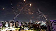 No�ní sest�elování raket izraelským protiraketovým systémem Iron Dome