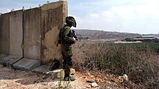 Izraelský voják na severu země kouká směrem k Libanonu.