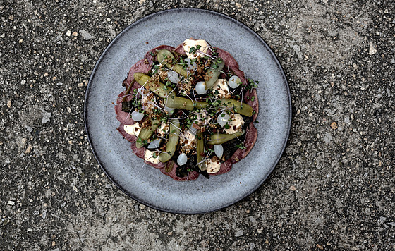 St�edoevropská variace na italskou klasiku: tenké plátky uzeného jazyka,...