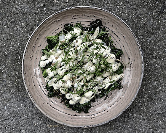 Teplý, a pitom kupavý. Navíc je salát skvle dochucený omákou garum a...