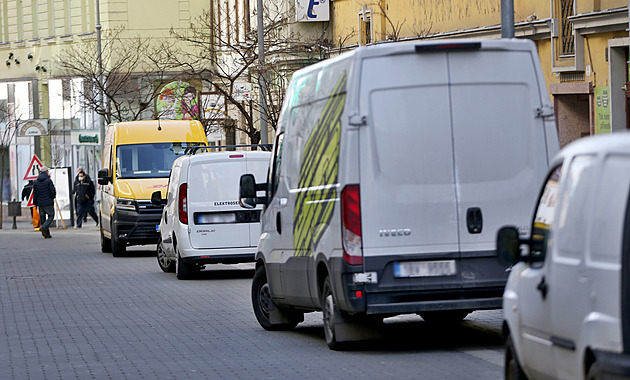 Už každé čtvrté auto je „zásobovač“. Radnice si neví rady, expert doporučuje způsob chytré regulace