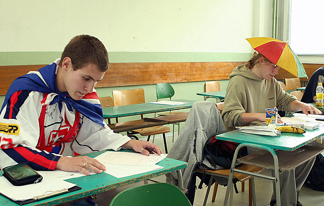 Hádka o tepláky ve školách. Může je škola zakázat nosit a nemohou naopak pomoct jako „stejnokroj“?