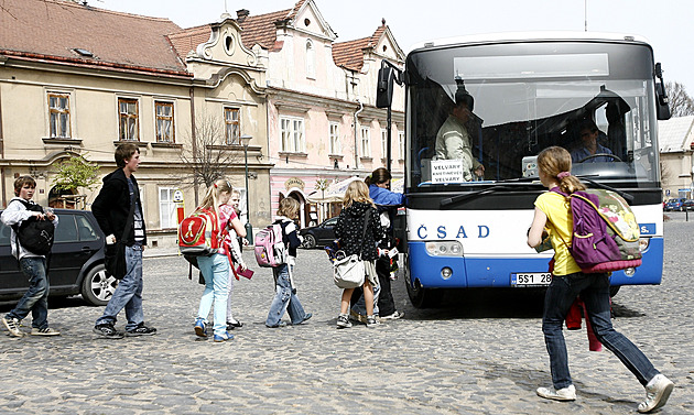 Plán úspor ministra Beka: spojovat školy. Uvažuje se i o svozu žáků autobusy, hejtmani jsou proti