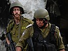 Izraeltí vojáci v Hamásem znieném kibucu Beeri.