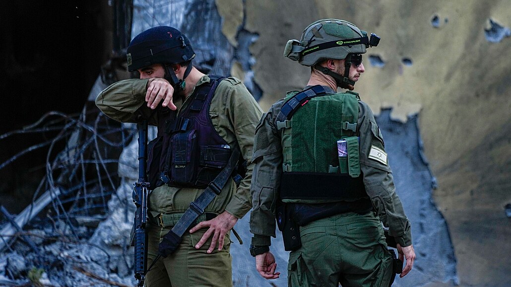 Izraeltí vojáci v Hamásem znieném kibucu Beeri.