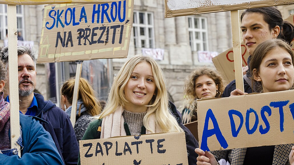 Stovky studentů a akademiků v úterý v Praze protestovaly za vyšší platy.
