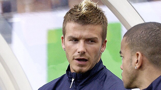 Roku 2002 David Beckham vechny poblznil nagelovanm rem.