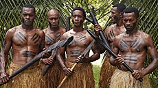 Fidžijští muži v tradičním oděvu