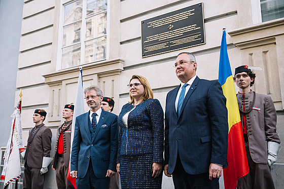 Slavnostní odhalení pam�tní desky p�ipomínající podporu rumunského lidu...