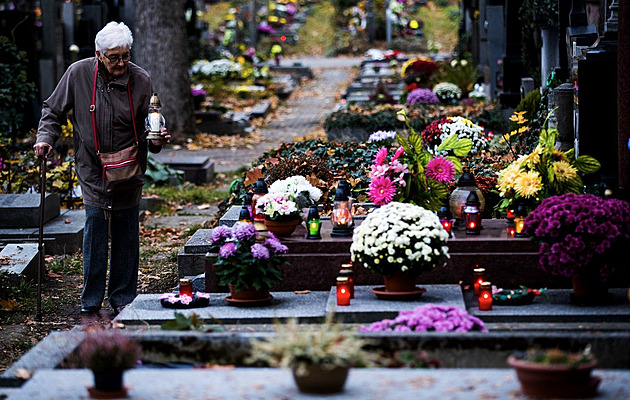 Dušičky se blíží. Kolik bude stát výzdoba hrobu a co všechno za vás mohou udělat jiní?