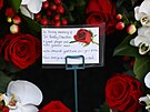 Vzpomínka na Bobbyho Charltona na pietním míst ped jeho sochou u stadionu...
