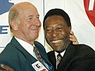 Bobby Charlton a Pelé na snímku z roku 1995.