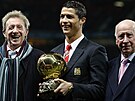 Zleva: Denis Law, Cristiano Ronaldo a Bobby Charlton v roce 2008, kdy...