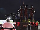 Vzpomínka na Bobbyho Charltona na pietním míst ped jeho sochou u stadionu...