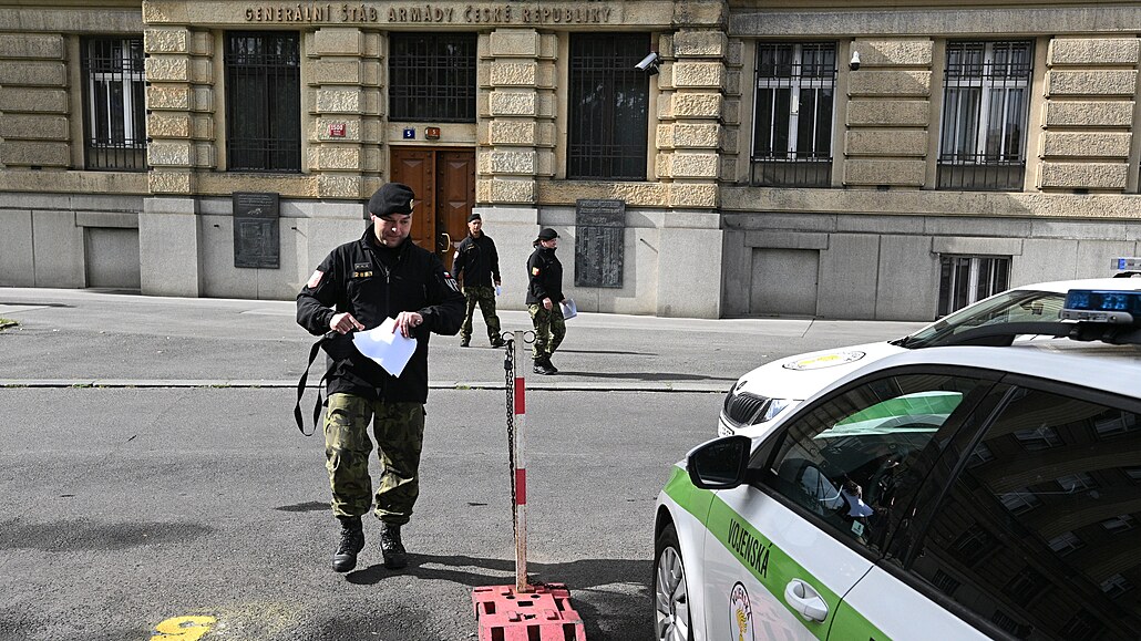 Zátah na obran�. P�íslu�níci vojenské policie b�hem zásahu na ministerstvu...