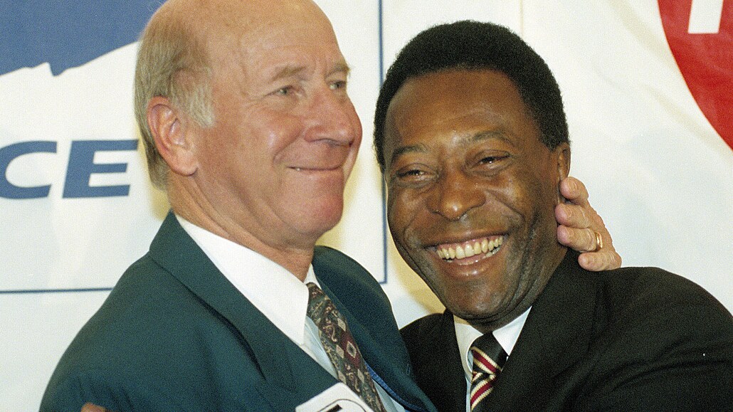 Bobby Charlton a Pelé na snímku z roku 1995.
