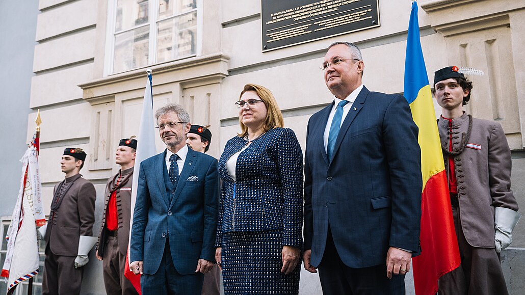 Slavnostní odhalení pamtní desky pipomínající podporu rumunského lidu...