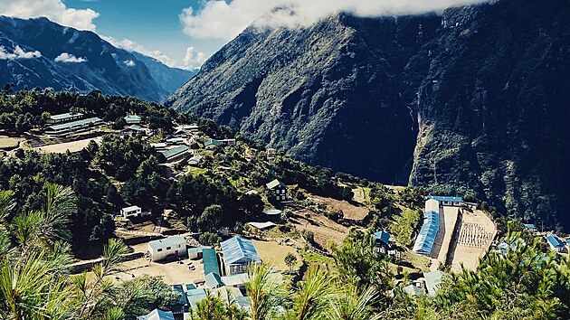 Namche Bazaar je městečko zakousnuté do příkrých himalájských strání a prochází jím horalové na cestě Everest Base Campu z celého světa.