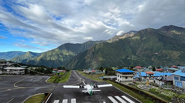 Nepálské letiště Lukla ve výšce 2860 metrů nad mořem je jedním nebo možná vůbec nejnebezpečnějším letištěm na světě.