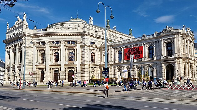 První scéna Vídn. Budovu Burgtheatru, která je vlastn rakouským národním...