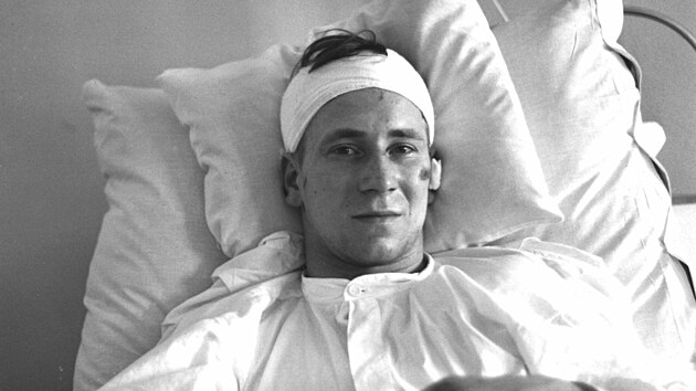 Bobby Charlton na snmku z nora 1958 po tragick leteck nehod v Mnichov.