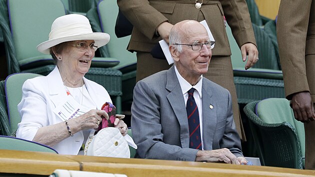 Bobby Charlton s manelkou Normou v roce 2018 na Wimbledonu.