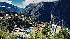 Namche Bazaar je m�ste�ko zakousnuté do p�íkrých himalájských strání a prochází...