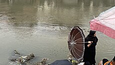 V chrámu Pashupatinath se ostatky mrtvých spalují na velkých hranicích podél...