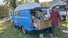 Overland Film Fest 2023 - pan kavárník u své Škody 1203