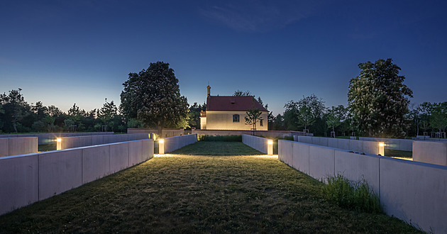 Hřbitov pro 21. století. Hroby už se neukrývají za výraznou zdí, stačí jednoduchý plot otevřený do krajiny