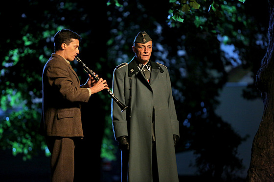 Z filmu Terezín: Láska za zdí