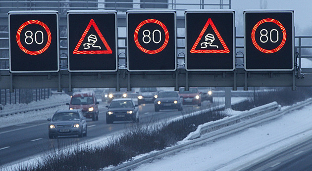 Nejdřív blinkr, potom brzda. Poučky pro bezpečnou a ohleduplnou jízdu platí v zimním počasí dvojnásob