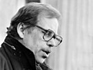 Václav Havel ve svém legendárním kabátu.