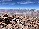 Pohled z vrcholu vulkánu Salín (6029 m n. m.) na hranicích Chile a Argentiny,...