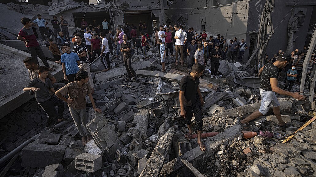 Palestinci pátrají po peivích po izraelském bombardování ve mst Chán Júnis.